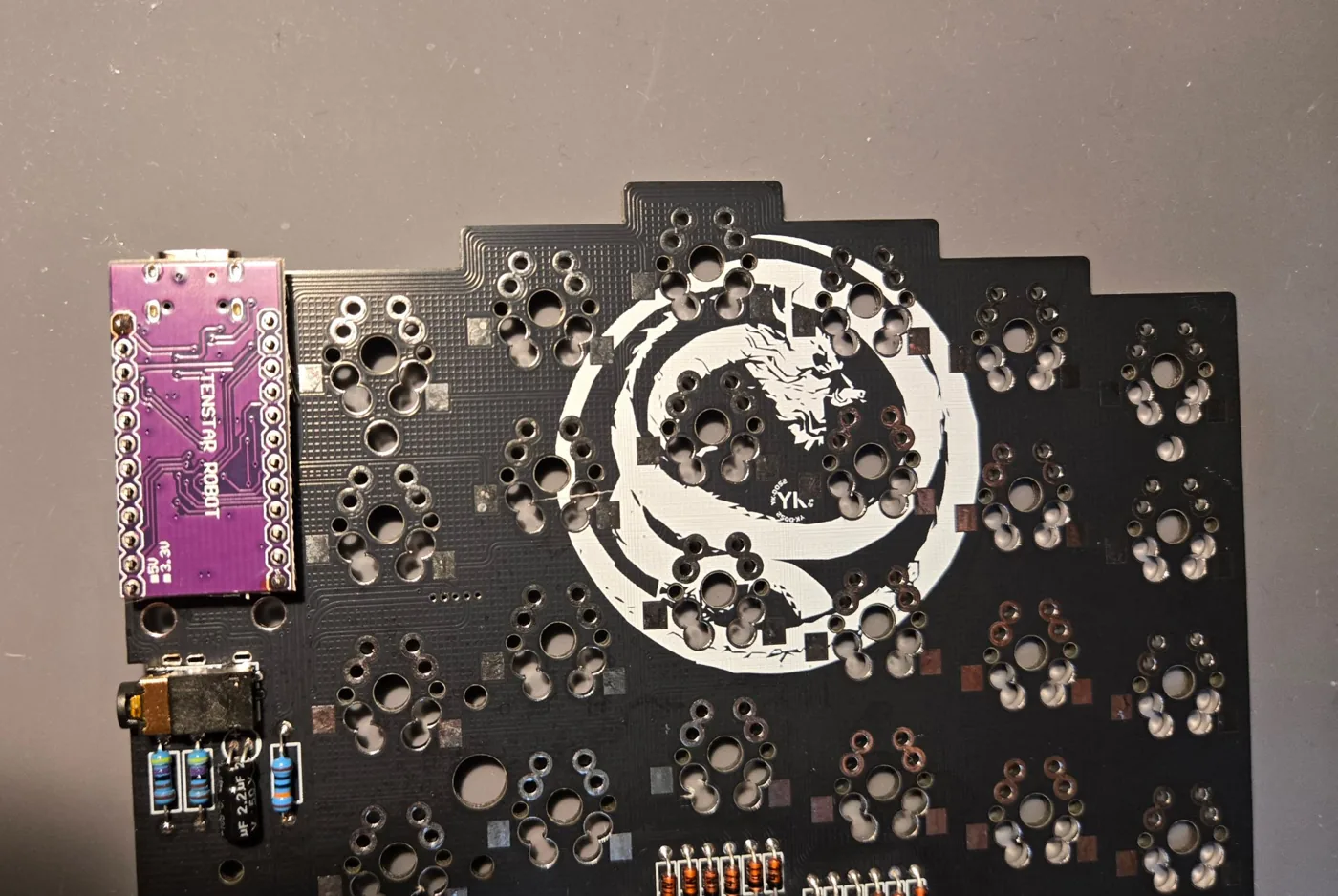 右半分の基板に付けた Pro Micro。裏返しで、紫の裏面が上になっている