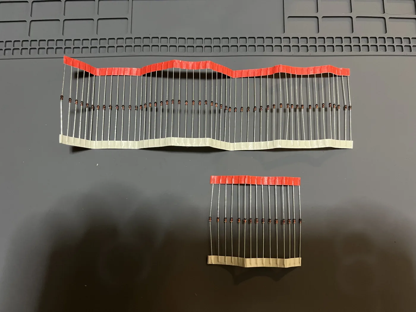 テープに留められたダイオードの列